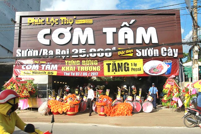 Bảng hiệu quán cơm Tấm Phúc Lộc Thọ