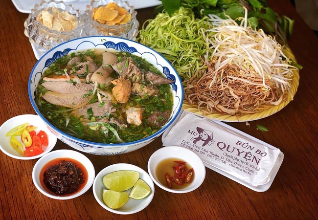 Bún bò Mụ Quyên