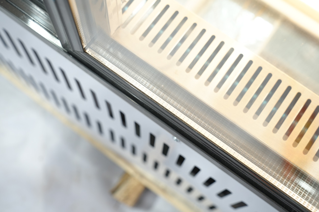 Hệ thống đèn LED vàng/trung tính tôn vinh vẻ đẹp của bánh