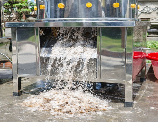 Xả thải lông thỏ khỏi máy vặt lông