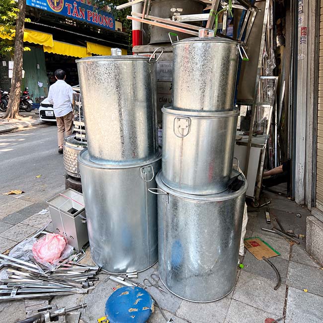 Nồi nấu bánh chưng bằng tôn kết cấu đơn giản, thuận tiện khi sử dụng