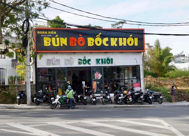 Quán bún bò bốc khói Đoàn Viên