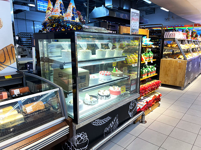Tủ bánh kem 1m5 3 tầng tại tiệm bánh take away