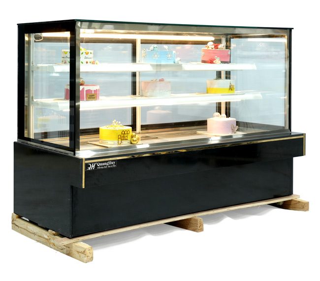 Xếp bánh vào tủ bánh kem 1m5 3 tầng cửa sau