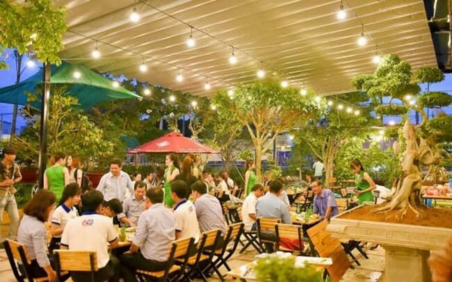 Thiết kế quán nhậu lung linh với đèn dây trang trí đẹp mắt