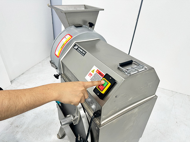 Khởi động máy căt rau củ công nghiệp MT1500