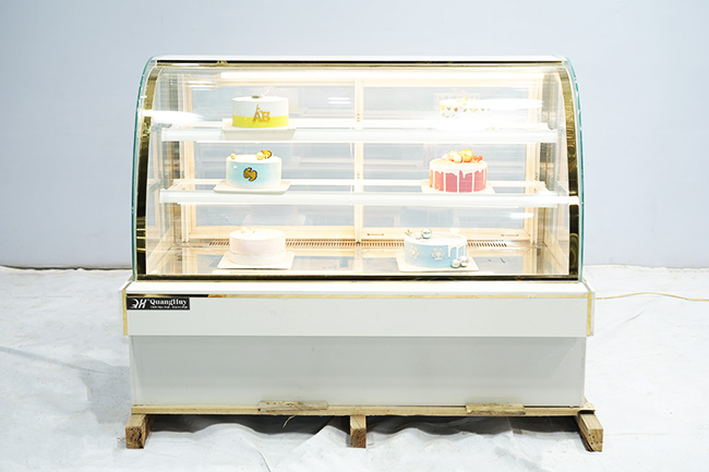 Lợi ích tủ bánh kem 1m8 3 tầng kính cong