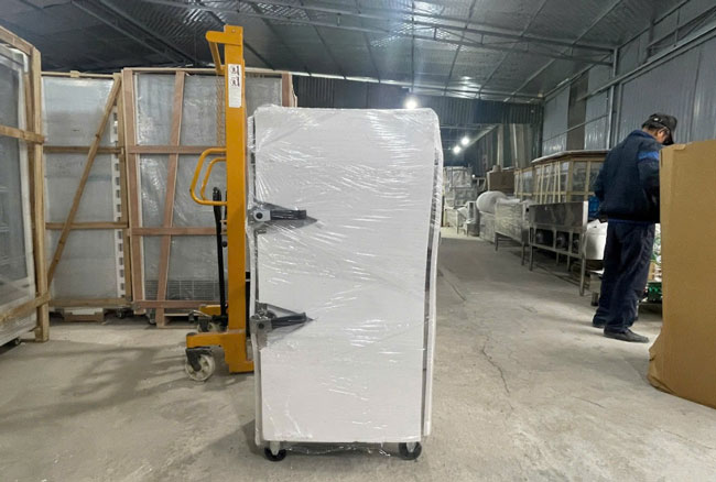 Chuẩn bị tủ cơm để giao cho khách