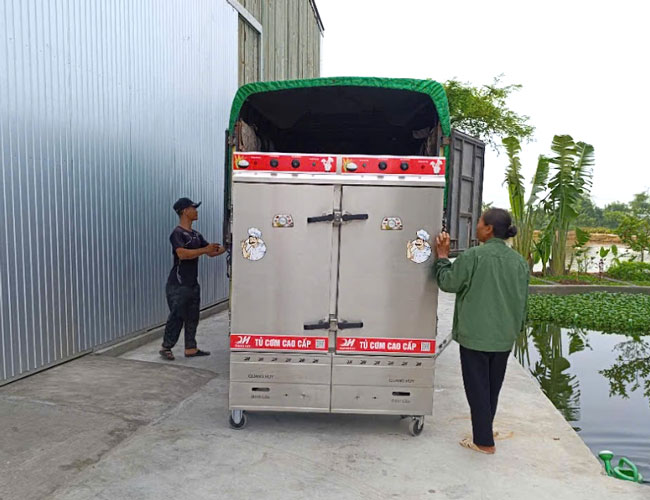 Giao tủ cơm 24 khay điện gas đến nhà khách