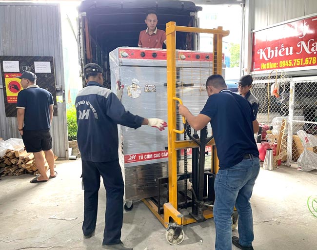 Vận chuyển tủ cơm 24 khay điện gas tại Quang Huy