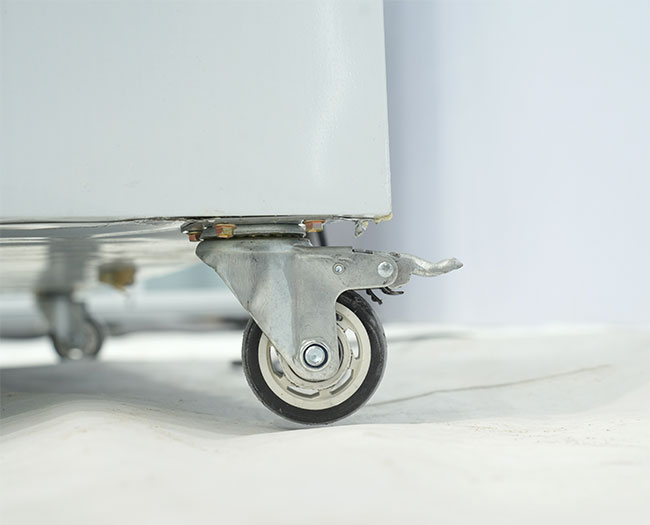 Bánh xe giúp thuận tiện khi cần thay đổi vị trí đặt tủ