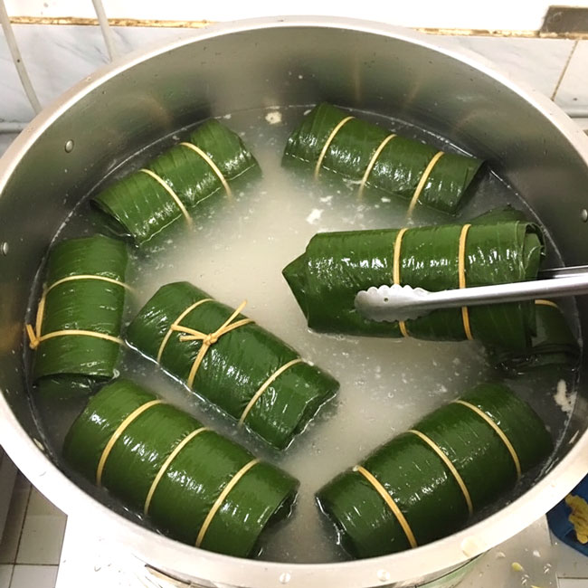 Vớt giò chả ra khỏi nồi luộc