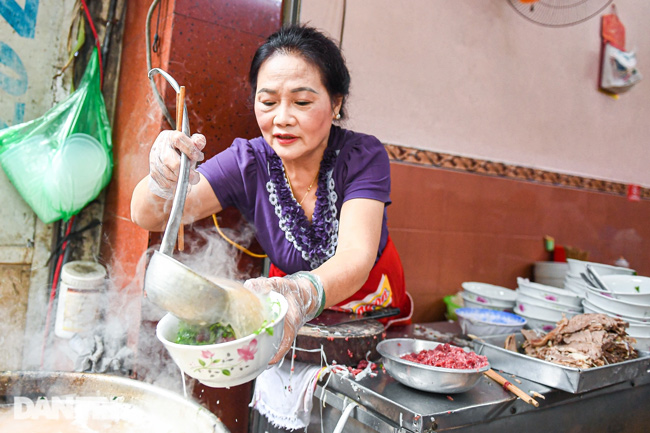 Quầy Phục Vụ và Khu Vực Ra Món