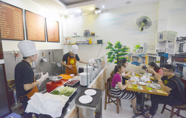 Tăm, Thùng Rác Mini và Vật Dụng Phục Vụ Khách