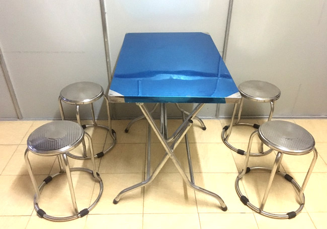 Bàn ghế ngồi ăn phở