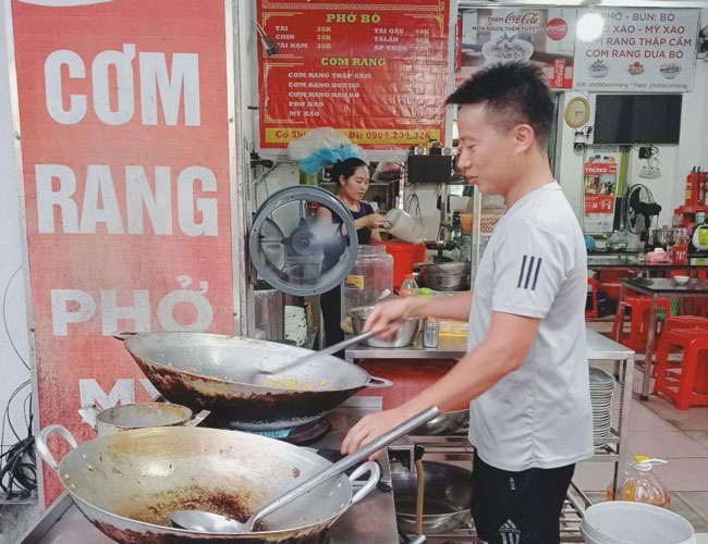 Bếp quán cơm rang phở bò bình dân