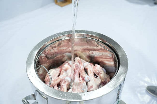 Lợi &iacute;ch khi hầm xương bằng nồi phở điện