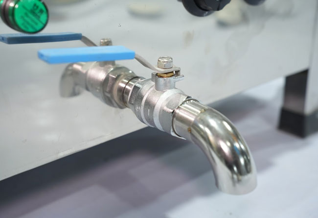 Lắp van xả đ&aacute;y