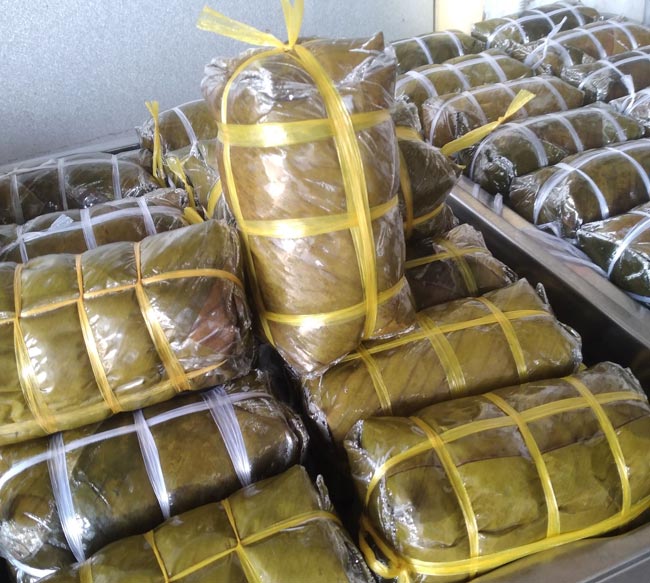 Vớt giò chả sau khi luộc