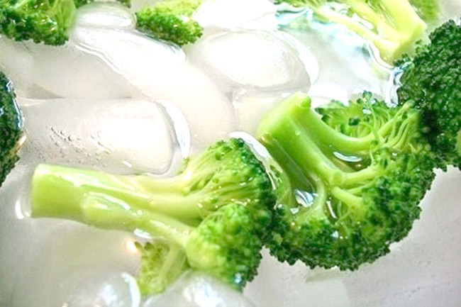 Ng&acirc;m rau củ luộc qua nước đ&aacute;