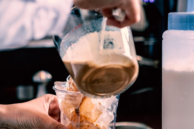 Pha chế cà phê với đá viên
