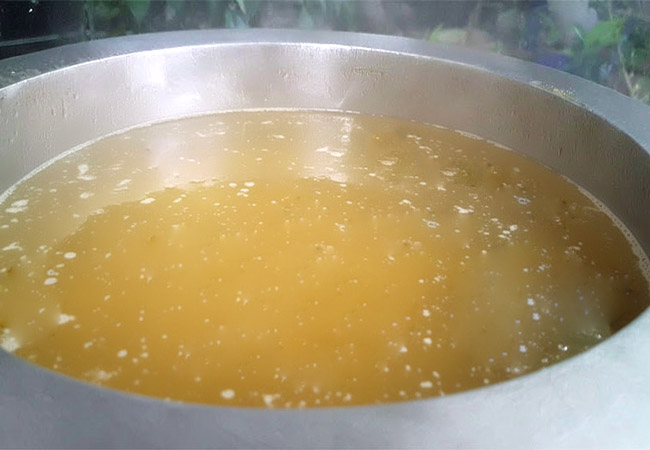 Vớt xương và hương liệu khỏi nồi