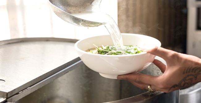 Hướng dẫn nấu nước dùng, nước lèo bằng nồi phở điện trong, ngọt, thơm