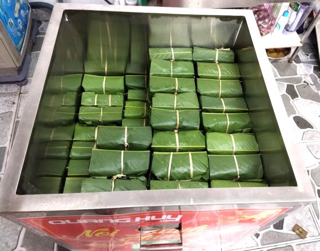 Xếp bánh chưng vào nồi luộc 500L