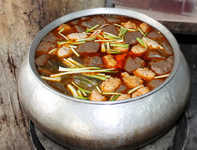 Nồi nhôm nấu bún bò Huế bằng gas