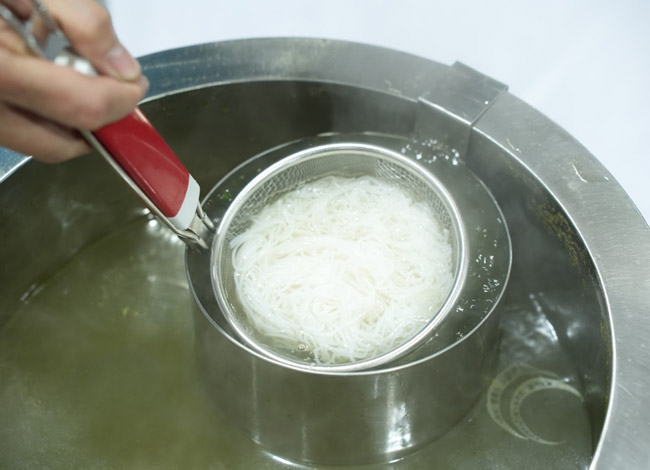 Trụng bánh phở, bún, mì