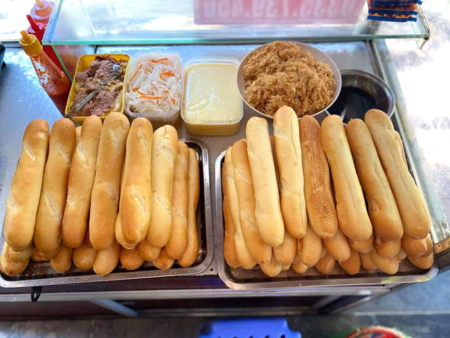 Bán bánh mì thịt truyền thống