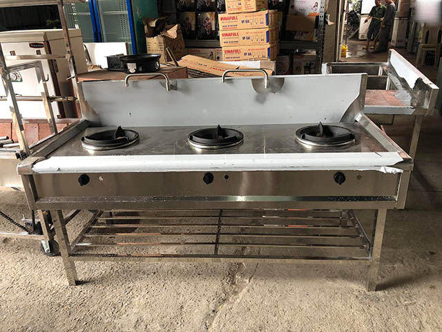 Kh&aacute;ch h&agrave;ng sử dụng bếp &aacute; 3 họng Quang Huy