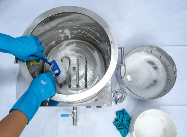 Vệ sinh nồi phở hàng ngày