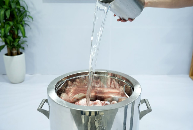 Cho nước trước khi khởi động nồi phở