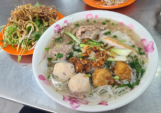 Hủ tiếu nấu bằng nồi phở điện 200L