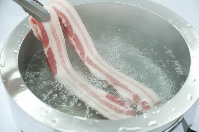 Cho thịt v&agrave;o nồi luộc