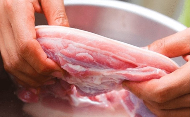 Sơ chế kỹ thịt trước khi luộc