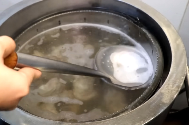 Hớt bọt khi hầm xương gi&uacute;p nước d&ugrave;ng trong hơn