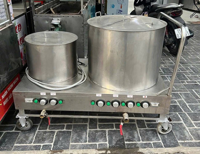 Nồi nấu phở điện tr&ecirc;n hội nh&oacute;m thanh l&yacute;