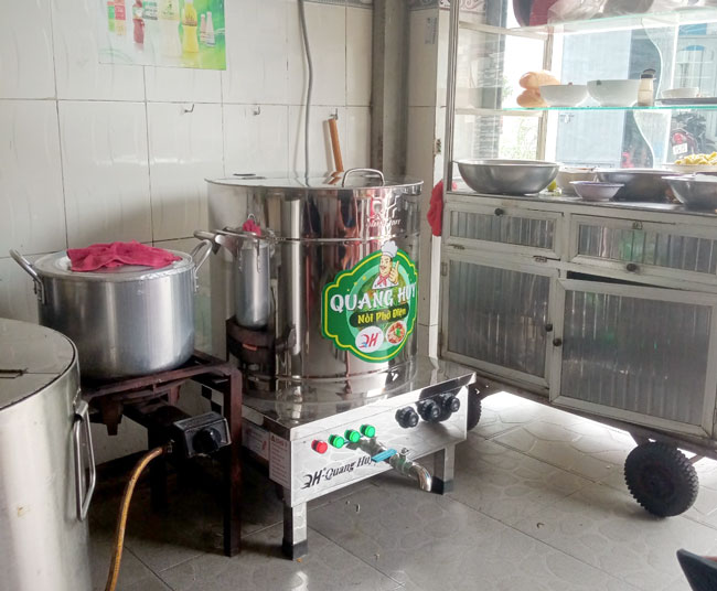 Nồi phở điện trong qu&aacute;n b&uacute;n phở nhỏ