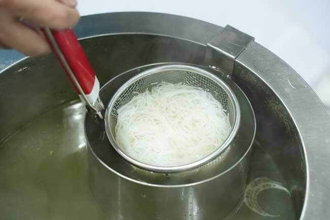 Trụng bánh hủ tiếu và trình bày