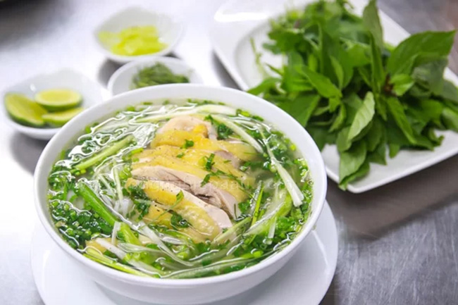 Phở gà được nấu bằng nồi nấu phở điện 3 ngăn 150L