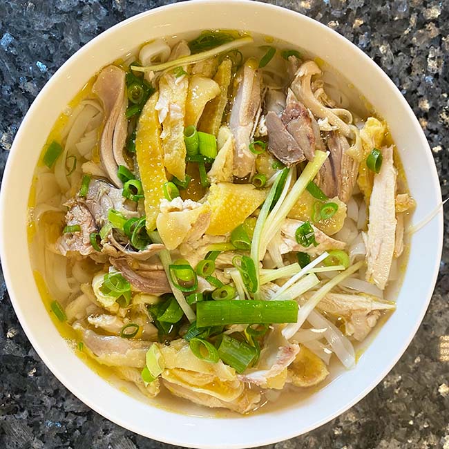 Phở gà nấu bằng nồi nấu phở điện 2 ngăn 120L