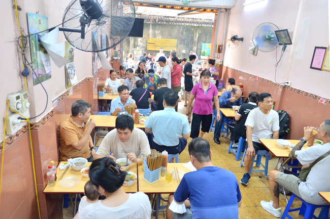 Quán phở truyền thống đông khách