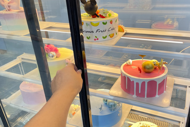 Mở cửa tủ bánh kem