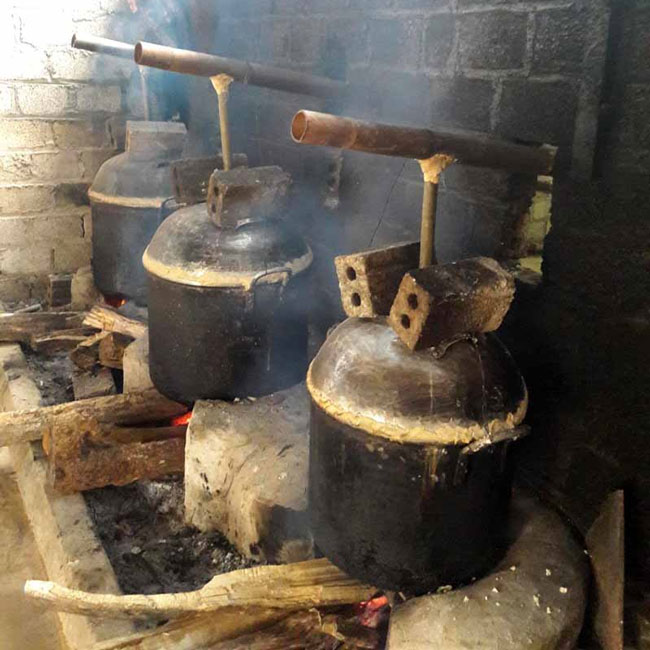 Nồi nấu rượu ngô truyền thống