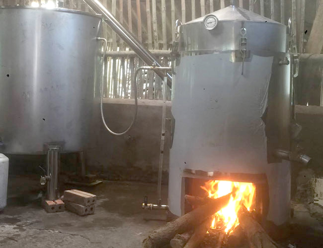 Nồi nấu rượu ngô bằng củi cải tiến