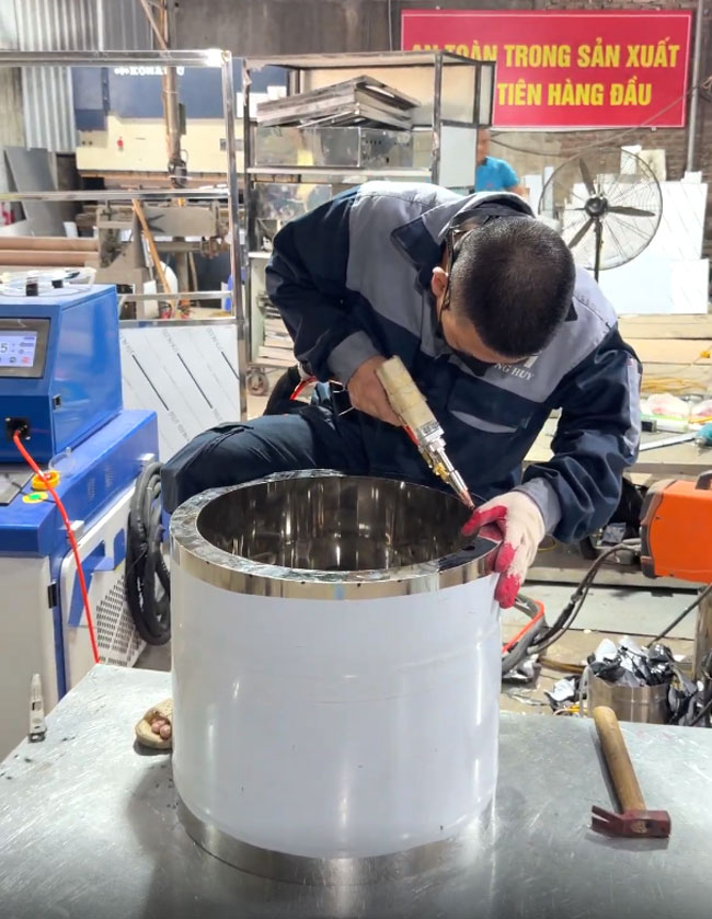 Lắp r&aacute;p v&agrave; h&agrave;n laser