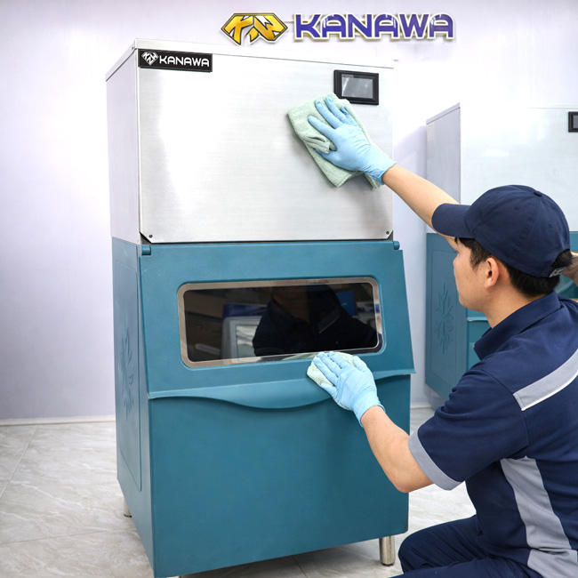 Vệ sinh vỏ máy làm đá