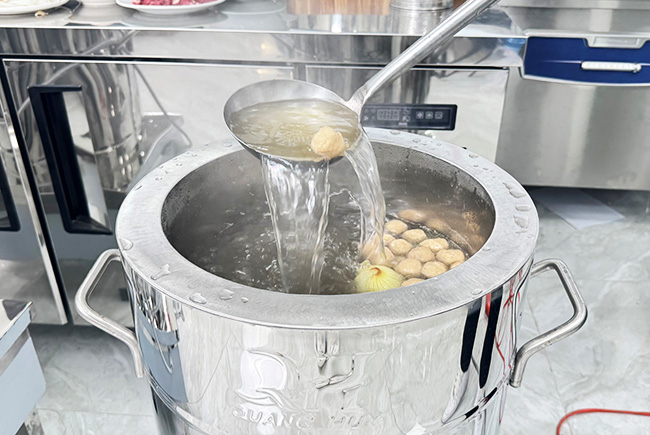 Nấu nước lèo hủ tiếu bằng nồi nấu phở điện 40L